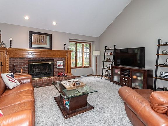 4th image of 6940 S Camelot Dr