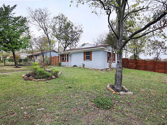 3rd image of 1701 Rose Ln