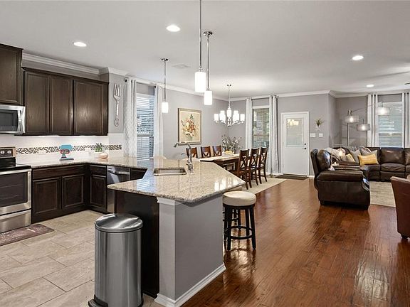 5th image of 306 Autumn Willow Dr