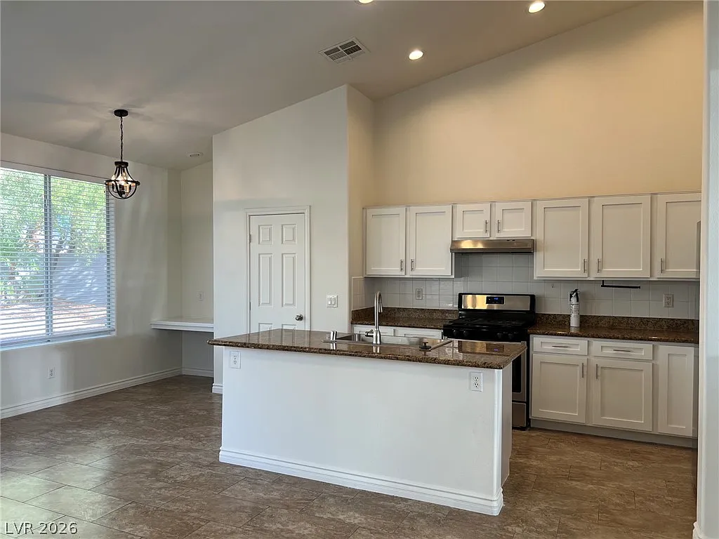 4 bed, 2.0 bath, 2029 sqft, $2,600 — Photo 4