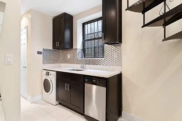 Rented by Safdie Realty Group | media 14