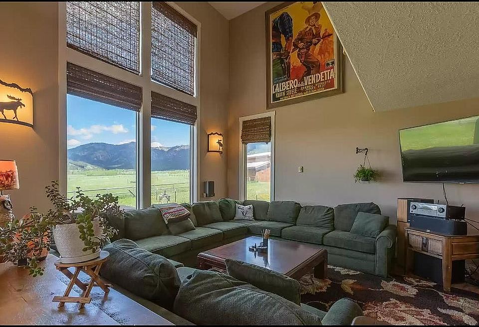 1st image of 916 Saddle Dr