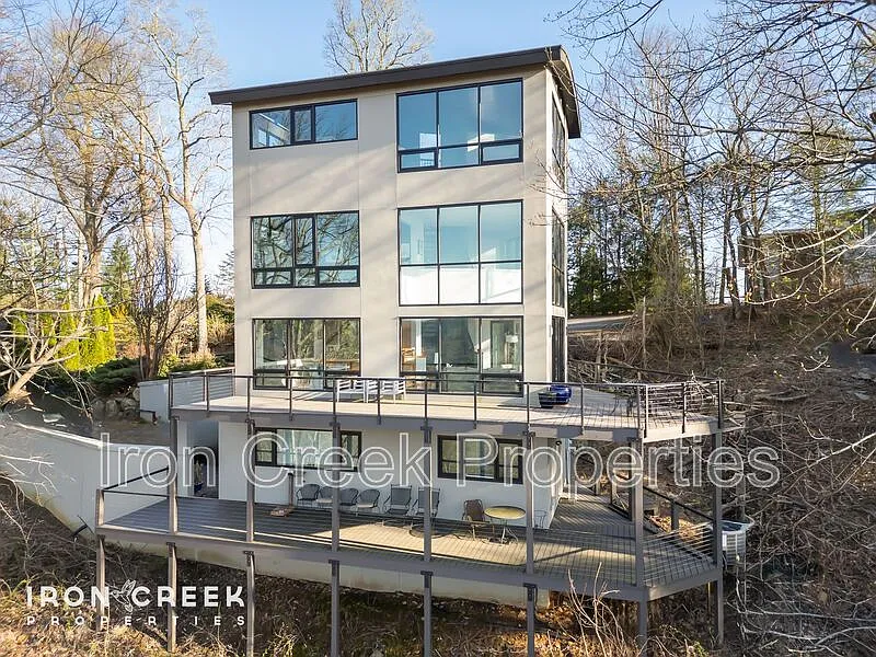 910 Rockhold Dr