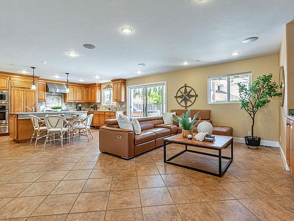 4th image of 10 San Aleso Court