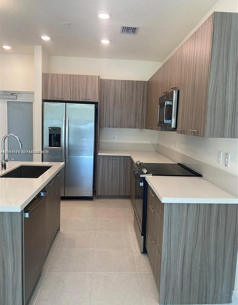 3 bed, 1124 sqft, $3,450 — Photo 2