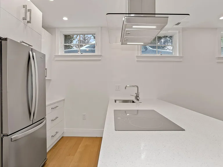 913 N Ivy St — Photo 5