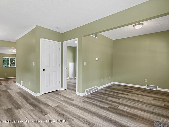 4th image of 843 Comfort St