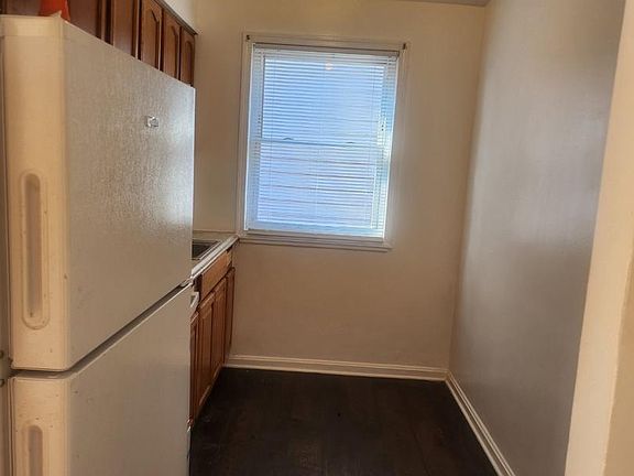 4th image of 3837 1st St SE