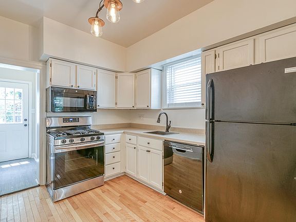 5th image of 271 Hermitage St