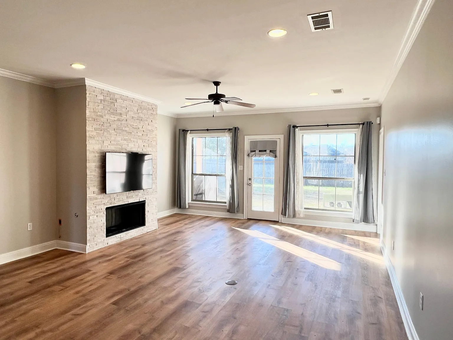 3 bed, 1572 sqft, $2,100 — Photo 2