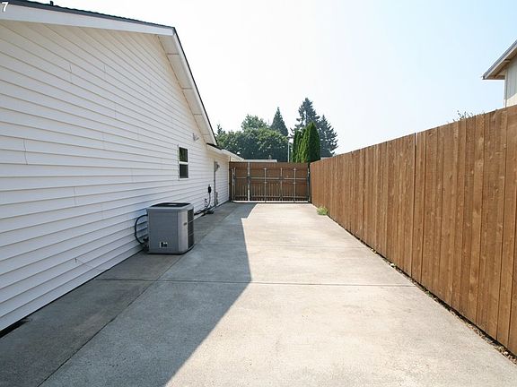 3rd image of 14906 NE 33rd St