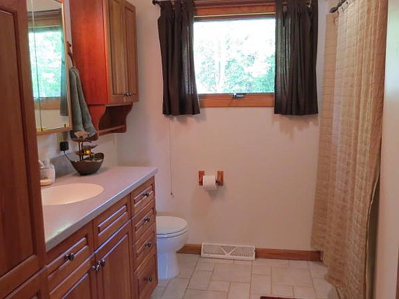 5th image of 617 32nd Ave NE