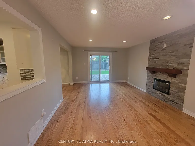 28 Holsworthy Cres — Photo 6
