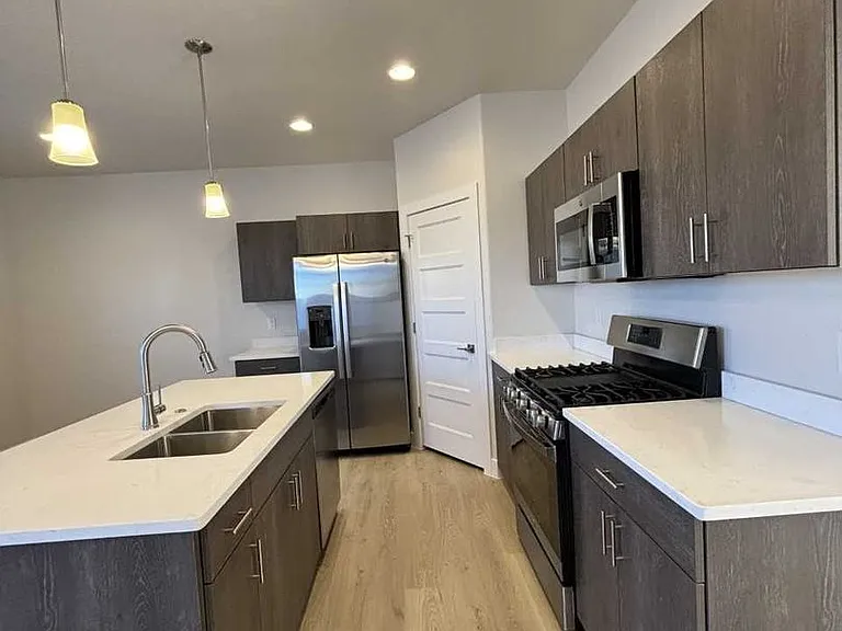 667 E Eureka Aly — Photo 3