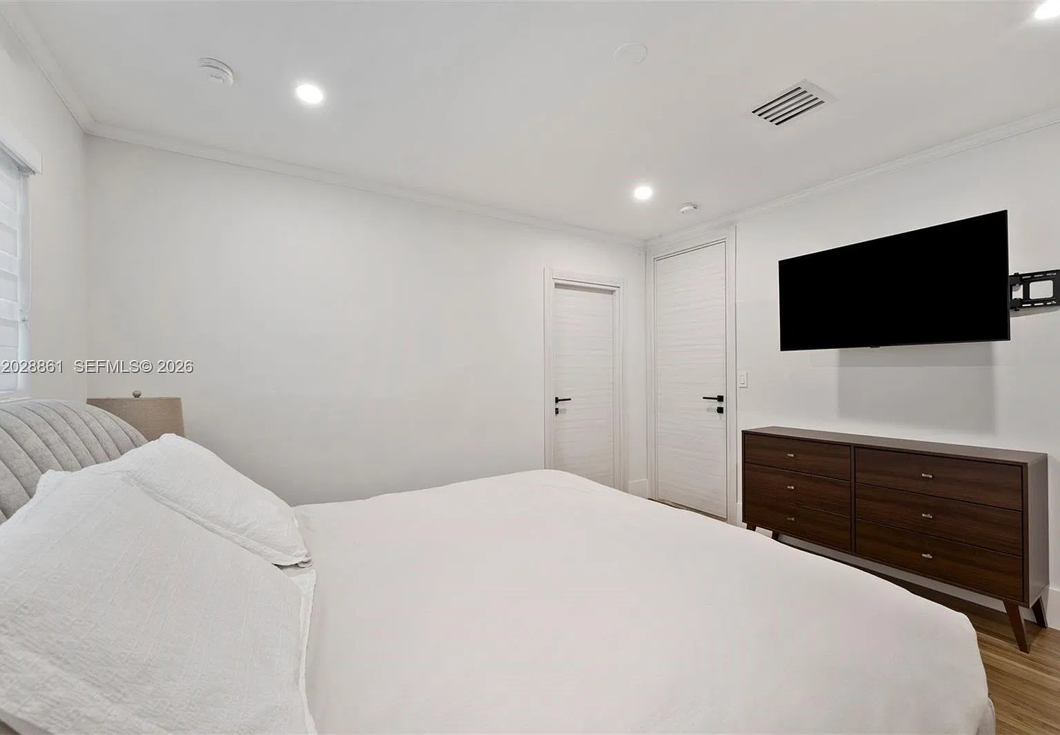 3 bed, 2.0 bath, $9,000 — Photo 2