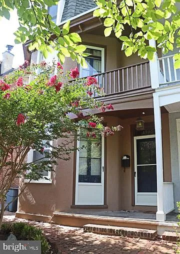 3 bed, 2.0 bath, 1700 sqft, $2,700 — Photo 2