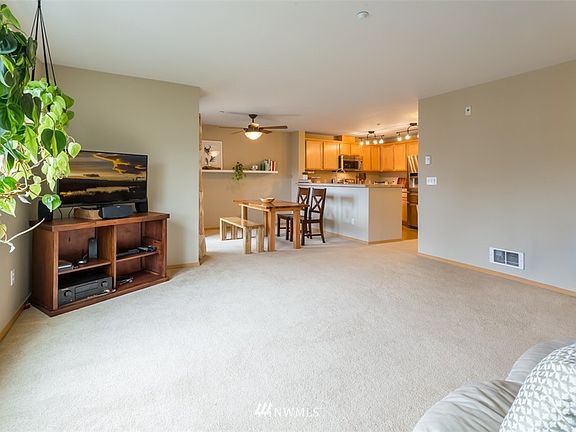 4th image of 1652 25th Place NE #3-202
