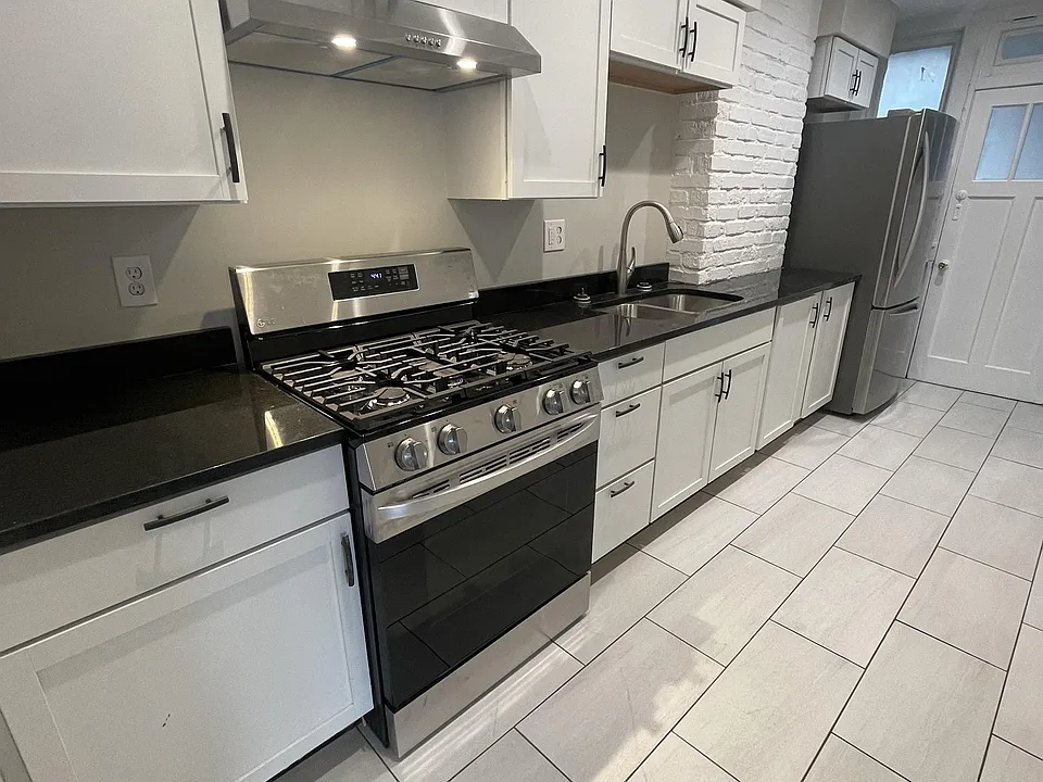 206-208 W 34th St