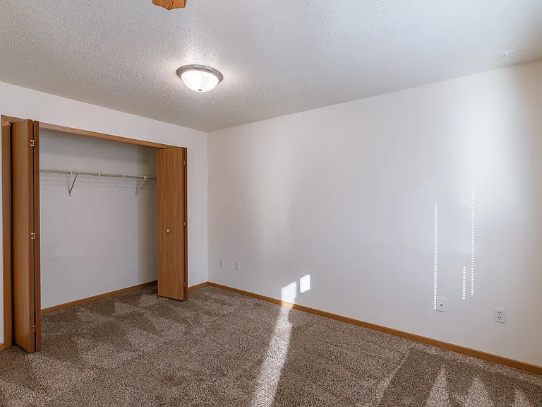 Fargo, ND Sunwood Apartments | Living and kitchen Fargo, ND Sunwood Apartments | Studio bedroom