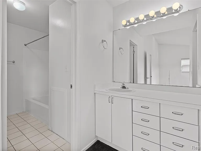 5611 Drake Hollow Dr W — Photo 18