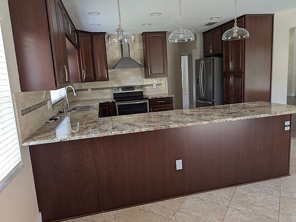 4th image of 2348 Lilac Dr