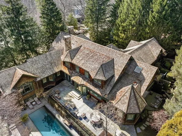 130 Cabot St, Brookline, MA 02467