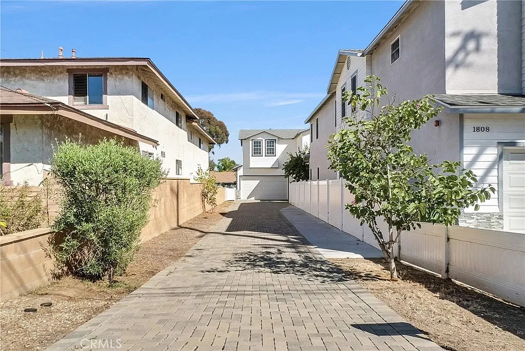 4 bed, 3.5 bath, 2200 sqft, $5,695 — Photo 3