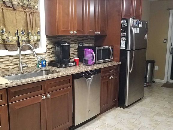 3rd image of 2653 Hewlett Ln
