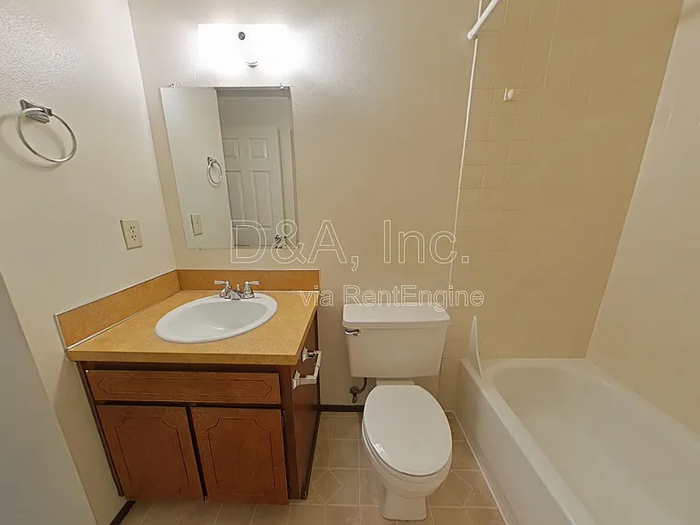 327 NW 12th St — Photo 7
