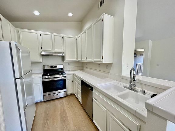 5th image of 10 Chaumont Cir