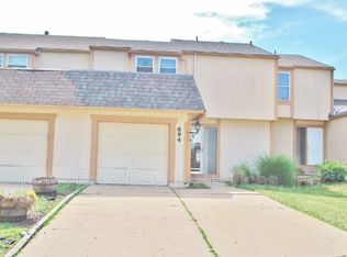 694 NW Valleybrook Rd, Blue Springs, MO 64014