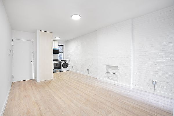 1st image of 446 W 55th St #10