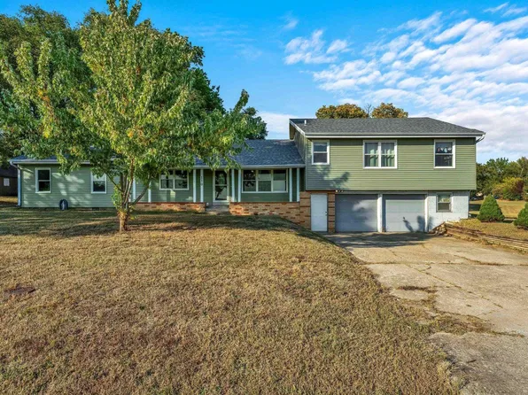 110 W 1st St, Hoyt, KS 66440