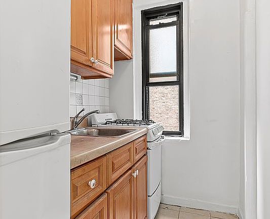 3rd image of 402 E 74th St APT 4C