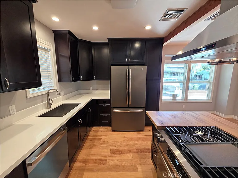 7019 Jamieson Ave — Photo 2