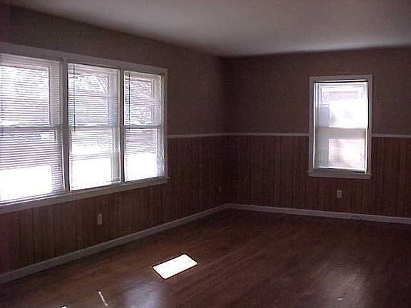 3rd image of 107 W Park Dr