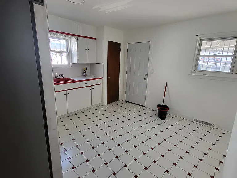 742 Havemeyer Ave — Photo 2