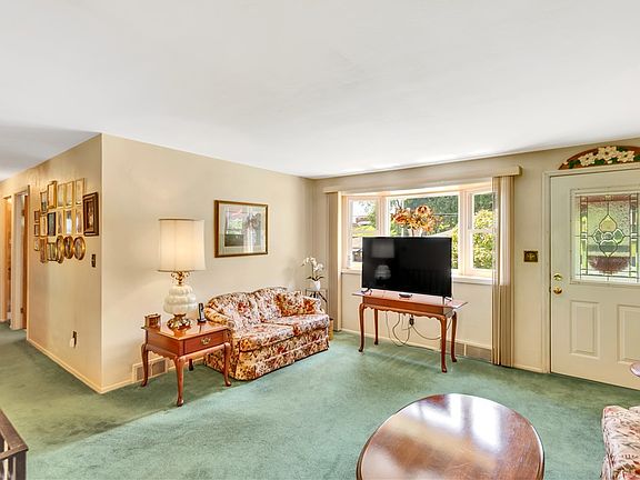 3rd image of 511 Semple Dr