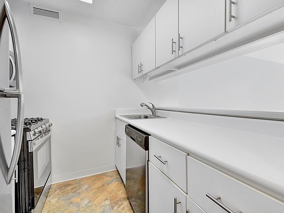 2nd image of 275 W 96th St APT 9L