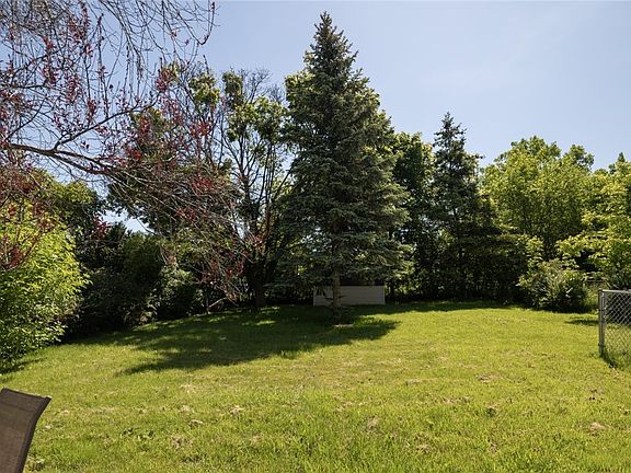 5th image of 110 Brookhaven Ter