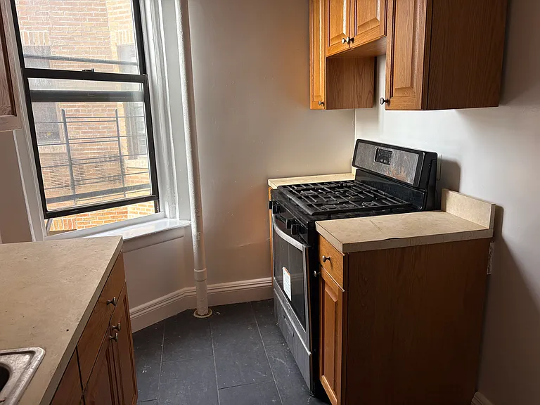 2860 Buhre Ave #5T — Photo 2