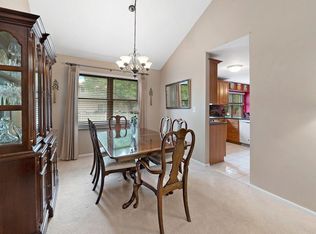 415 Cimarron Dr W, Aurora, IL 60504