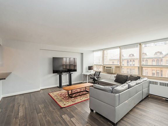 4th image of 3950 N Lake Shore Dr APT 405