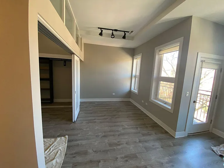 933 W Belle Plaine Ave #305 — Photo 9