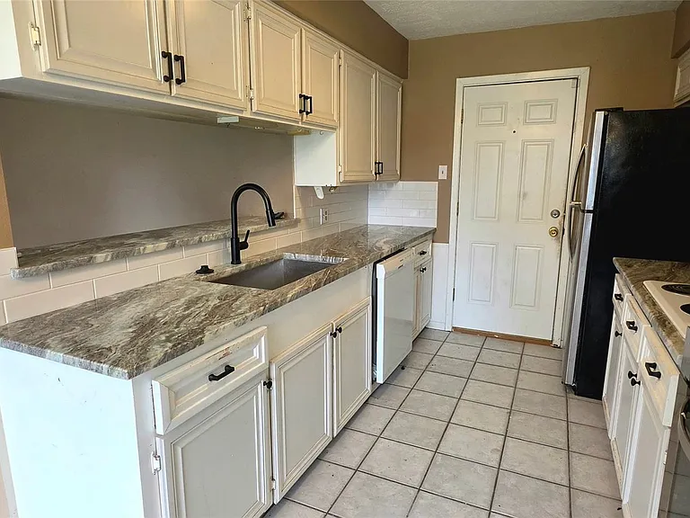 2204 Mimosa Ct — Photo 8