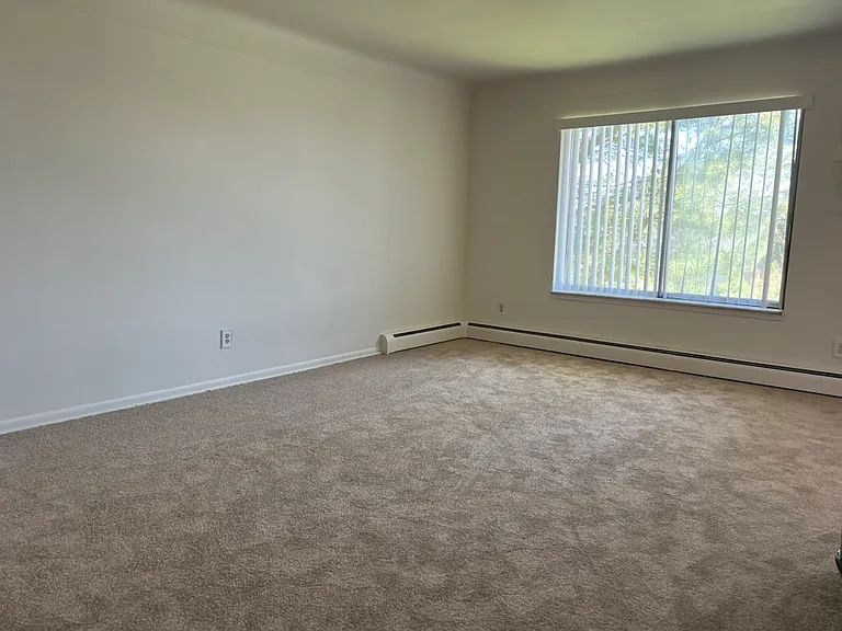 2364 Riverside Dr — Photo 10