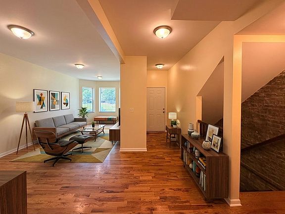 2nd image of 1527 E 66th Pl
