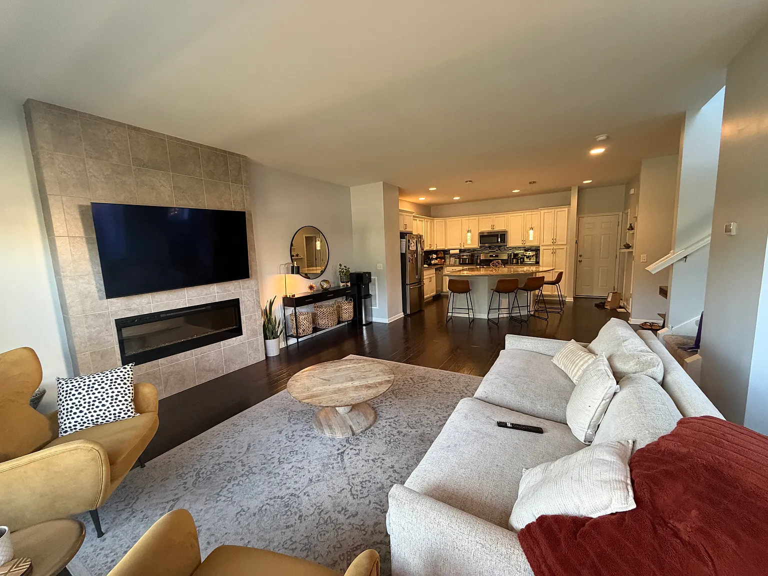 3 bed, 3.5 bath, 2300 sqft, $3,200 — Photo 3