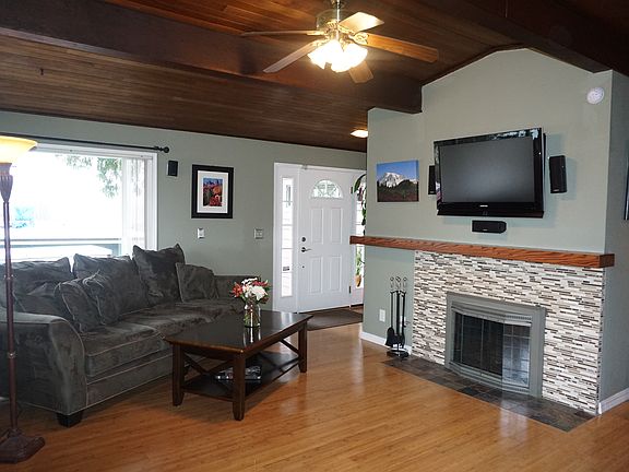 Living Rm-Cathedral Ceiling