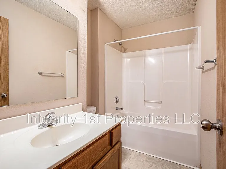 210 Pointe Ln — Photo 2